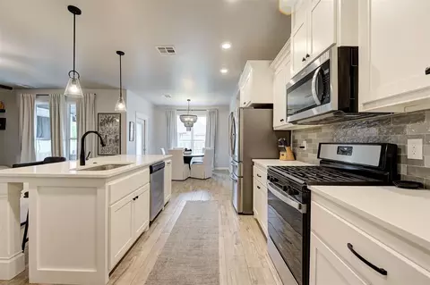 Kitchen - 2801 SE 22nd St, Oklahoma City, OK 73160 photo 6 of 9