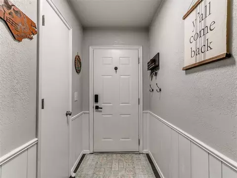 Entry Way - 392 Echo Ln, Harrah, OK 73045 photo 1 of 3