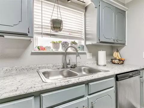 Kitchen - 392 Echo Ln, Harrah, OK 73045 photo 4 of 6
