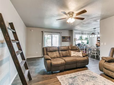 Living - 392 Echo Ln, Harrah, OK 73045 photo 2 of 5