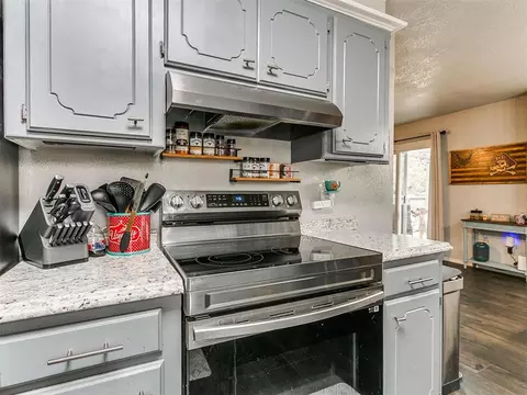 Kitchen - 392 Echo Ln, Harrah, OK 73045 photo 3 of 6