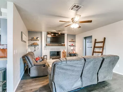 Living - 392 Echo Ln, Harrah, OK 73045 photo 1 of 5