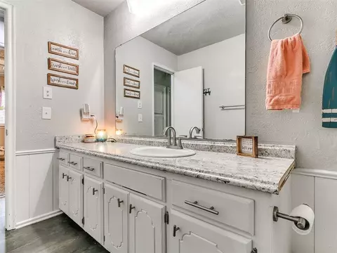 Bath - 392 Echo Ln, Harrah, OK 73045 photo 4 of 5