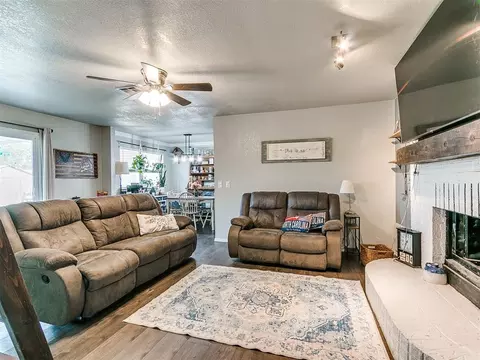Living - 392 Echo Ln, Harrah, OK 73045 photo 3 of 5
