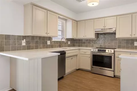 Kitchen - 1104 Juno Cir, Edmond, OK 73003 photo 2 of 4