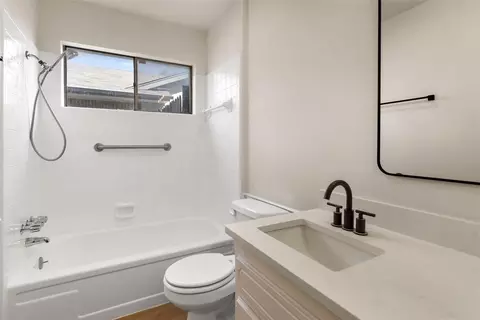 Bath - 1104 Juno Cir, Edmond, OK 73003 photo 2 of 4
