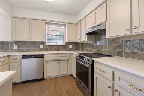 Kitchen - 1104 Juno Cir, Edmond, OK 73003 photo 3 of 4