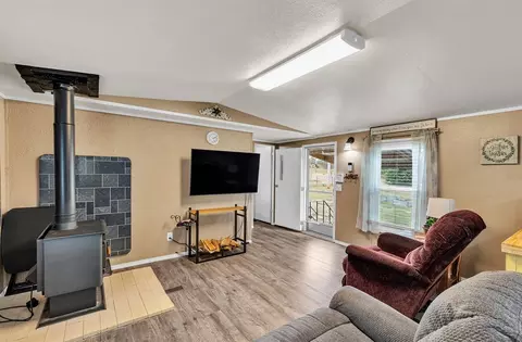Living - 974 Bailey Ln, Norman, OK 73026 photo 3 of 4