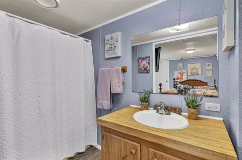 Bath - 974 Bailey Ln, Norman, OK 73026 photo 1 of 2
