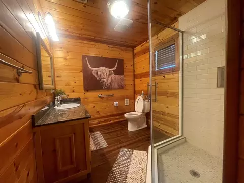 Bath - 260 Box Elder Ln, Broken Bow, OK 74728 photo 2 of 3