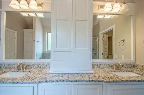 Bath - 2916 Pacifica Ln, Edmond, OK 73034 photo 2 of 5