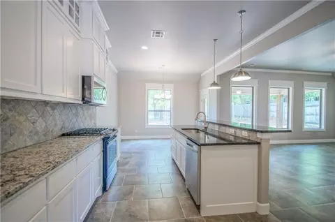 Entry Way - 2916 Pacifica Ln, Edmond, OK 73034 photo 3 of 6