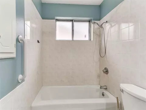 Bath - 210 E Cherry Ave, Yukon, OK 73099 photo 5 of 8