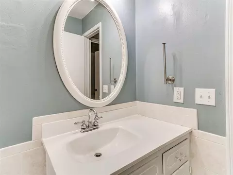 Bath - 210 E Cherry Ave, Yukon, OK 73099 photo 7 of 8