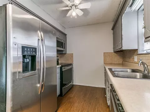 Kitchen - 210 E Cherry Ave, Yukon, OK 73099 photo 3 of 5