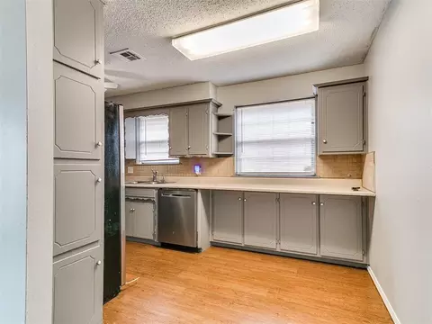 Kitchen - 210 E Cherry Ave, Yukon, OK 73099 photo 1 of 5