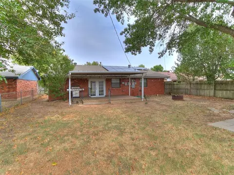 Exterior - 210 E Cherry Ave, Yukon, OK 73099 photo 4 of 10
