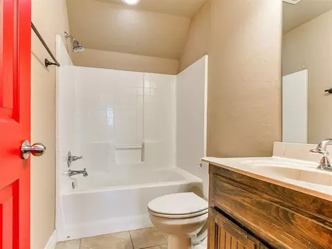 Bath - 601 Summit Bnd, Norman, OK 73071 photo 5 of 6