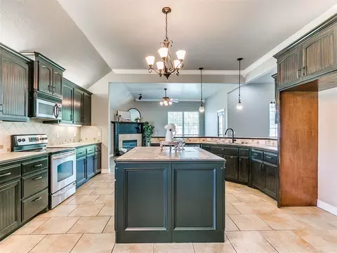 Kitchen - 601 Summit Bnd, Norman, OK 73071 photo 4 of 4