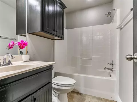 Bath - 601 Summit Bnd, Norman, OK 73071 photo 1 of 6