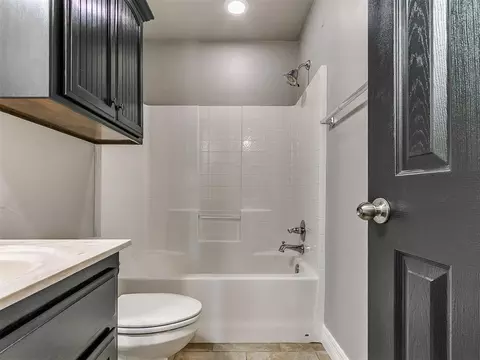 Bath - 601 Summit Bnd, Norman, OK 73071 photo 2 of 6