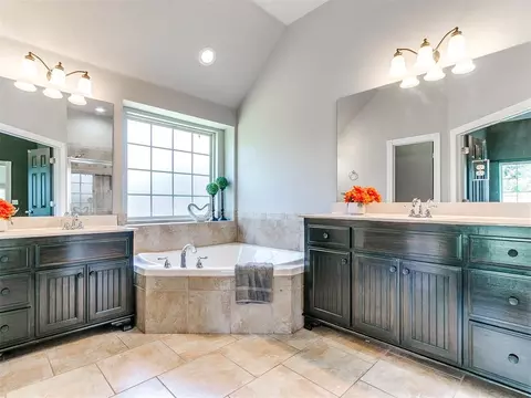 Bath - 601 Summit Bnd, Norman, OK 73071 photo 3 of 6