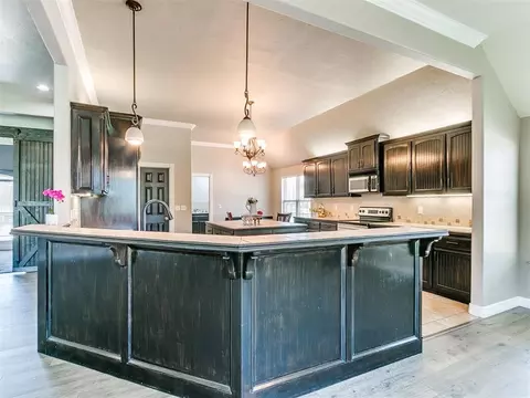 Kitchen - 601 Summit Bnd, Norman, OK 73071 photo 2 of 4