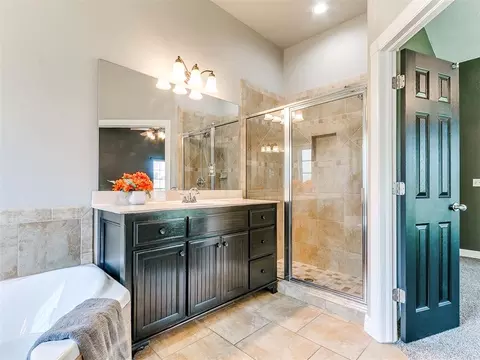 Bath - 601 Summit Bnd, Norman, OK 73071 photo 4 of 6
