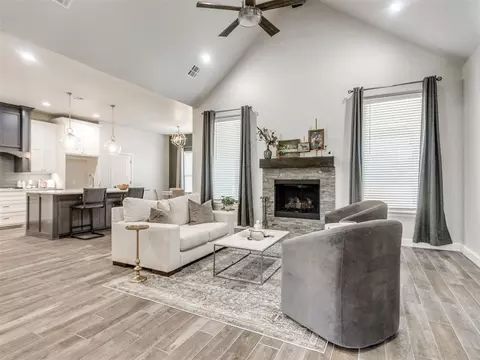 Living - 1124 Colonial Ave, Tuttle, OK 73089 photo 1 of 6