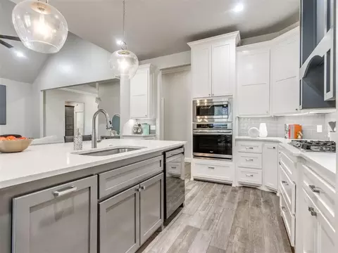 Kitchen - 1124 Colonial Ave, Tuttle, OK 73089 photo 5 of 6