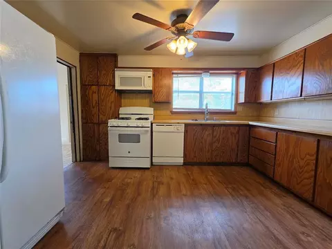 Kitchen - 904 E 7th St, Shawnee, OK 74801 photo 1 of 3