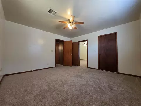Bedroom - 904 E 7th St, Shawnee, OK 74801 photo 3 of 6
