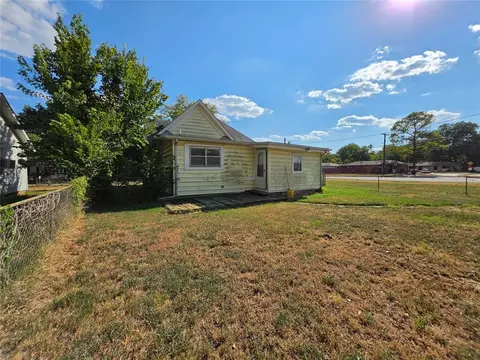 Exterior - 904 E 7th St, Shawnee, OK 74801 photo 5 of 6