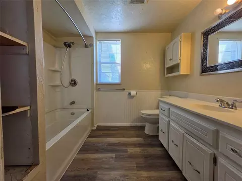 Bath - 904 E 7th St, Shawnee, OK 74801 photo 1 of 3