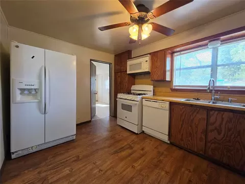 Kitchen - 904 E 7th St, Shawnee, OK 74801 photo 2 of 3