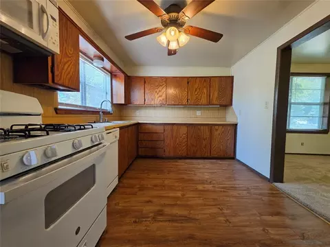Kitchen - 904 E 7th St, Shawnee, OK 74801 photo 3 of 3