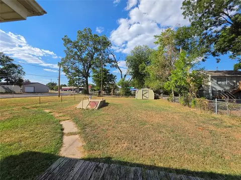 Exterior - 904 E 7th St, Shawnee, OK 74801 photo 3 of 6