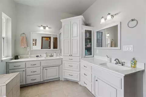Bath - 407 Dana Ln, Mcloud, OK 74851 photo 3 of 4