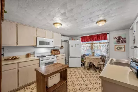 Kitchen - 801 N 6th St, Marlow, OK 73055 photo 3 of 3