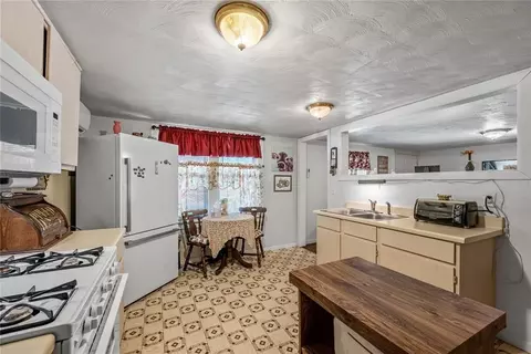 Kitchen - 801 N 6th St, Marlow, OK 73055 photo 2 of 3
