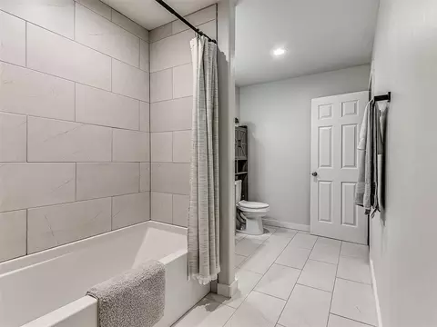 Bath - 1214 E Harrison Ave, Guthrie, OK 73044 photo 1 of 7