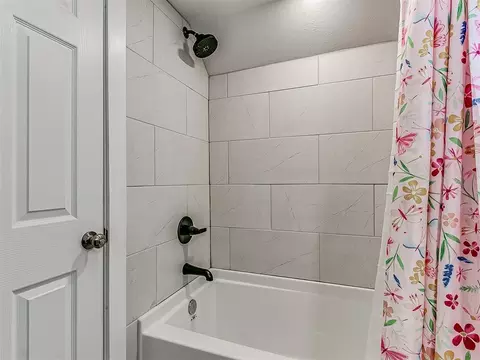 Bath - 1214 E Harrison Ave, Guthrie, OK 73044 photo 7 of 7