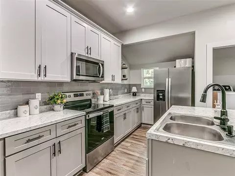 Kitchen - 1214 E Harrison Ave, Guthrie, OK 73044 photo 5 of 9