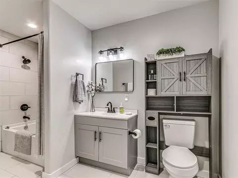 Bath - 1214 E Harrison Ave, Guthrie, OK 73044 photo 5 of 7