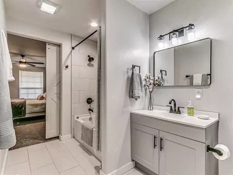 Bath - 1214 E Harrison Ave, Guthrie, OK 73044 photo 4 of 7