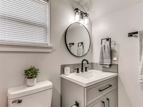 Bath - 1214 E Harrison Ave, Guthrie, OK 73044 photo 6 of 7