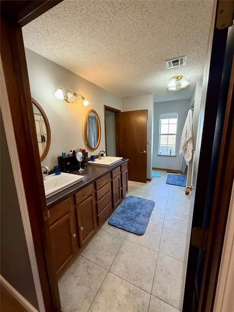 Bath - 6071 Sunset Dr, Guymon, OK 73942 photo 3 of 3