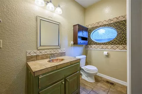 Bath - 611 W Circle Dr, Broken Bow, OK 74728 photo 1 of 8