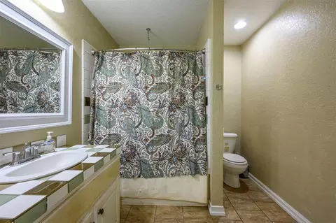 Bath - 611 W Circle Dr, Broken Bow, OK 74728 photo 5 of 8