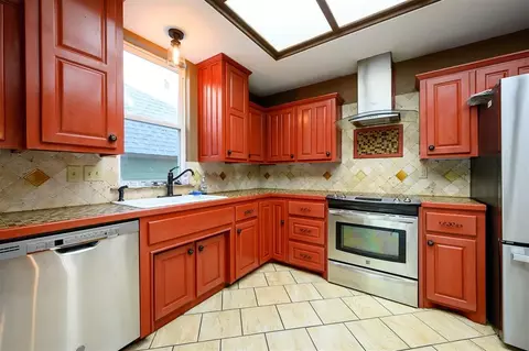 Kitchen - 611 W Circle Dr, Broken Bow, OK 74728 photo 3 of 4